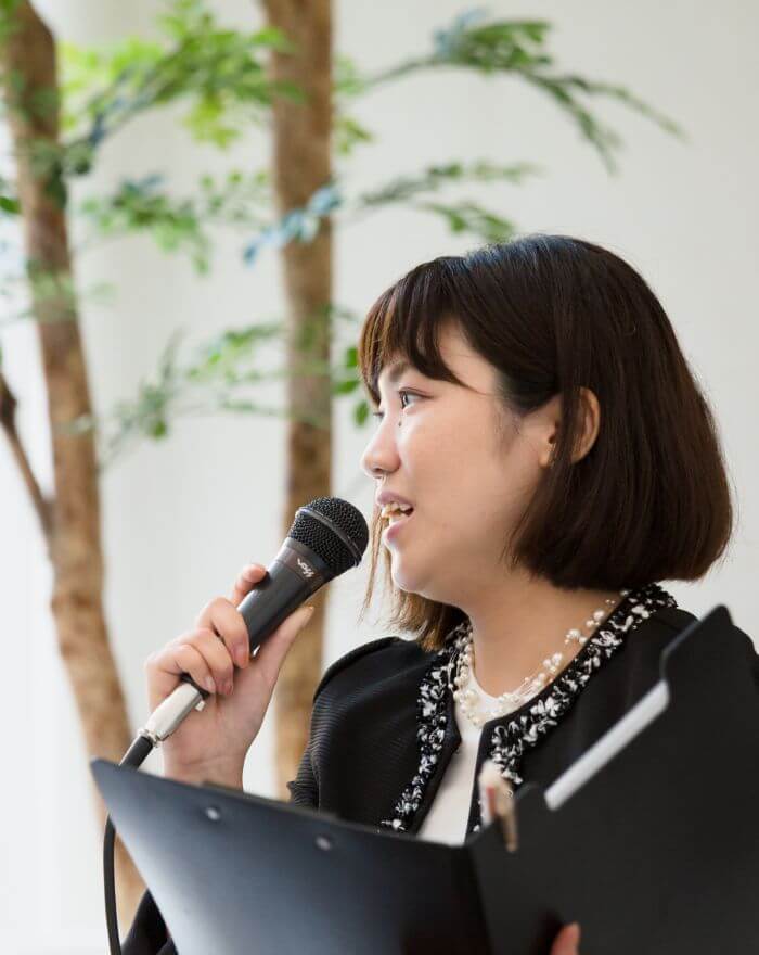 写真:女性司会者の横顔