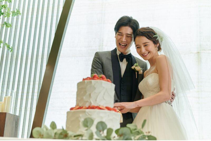 写真:ケーキ入刀の瞬間