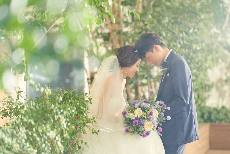 写真：ケーキ入刀の瞬間
