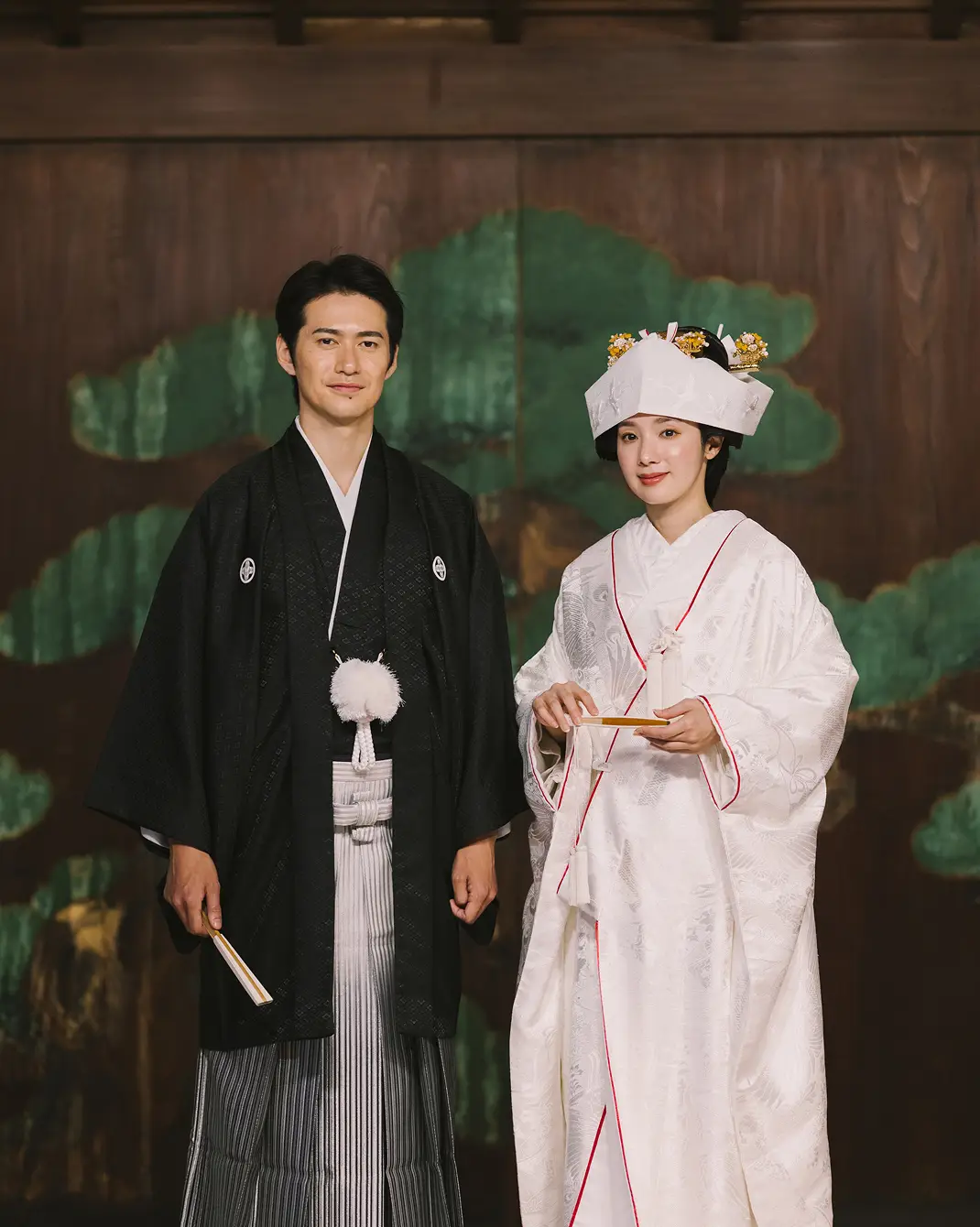 写真：白無垢と紋付き袴の和装姿の新郎新婦