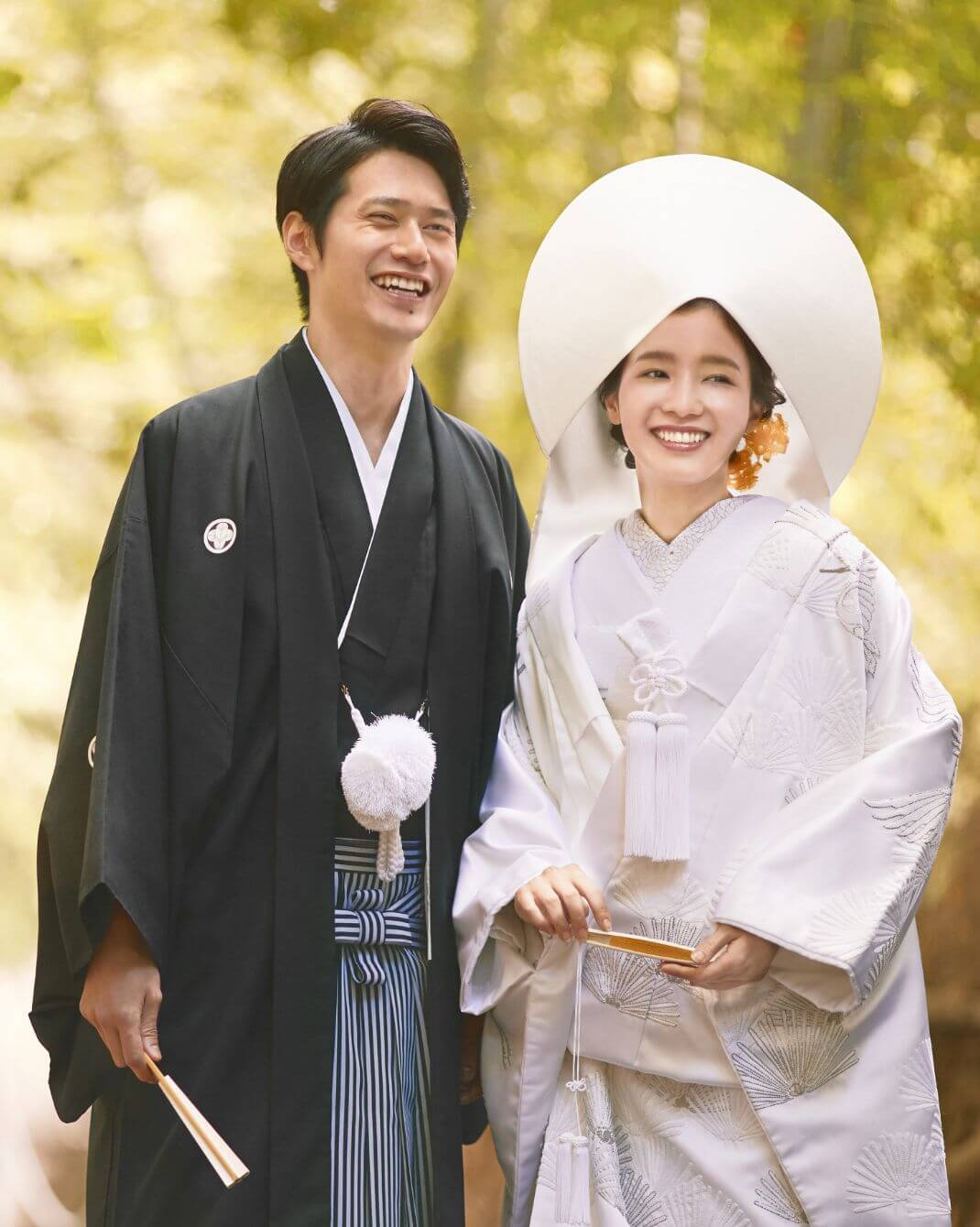 写真：白無垢と紋付き袴の和装姿の新郎新婦