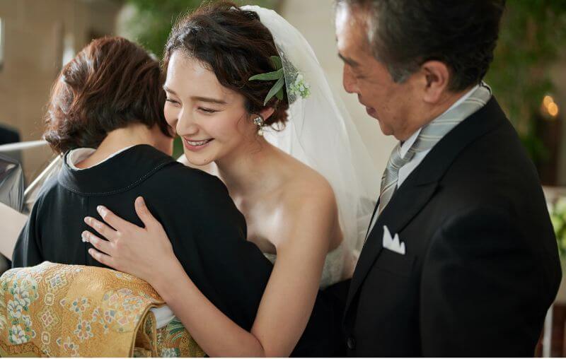 写真:家族と抱き合う新婦