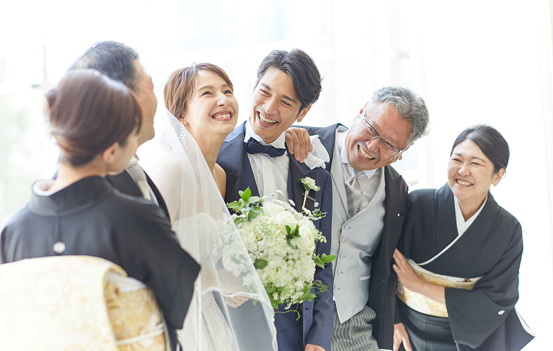 写真：家族と抱き合う新婦