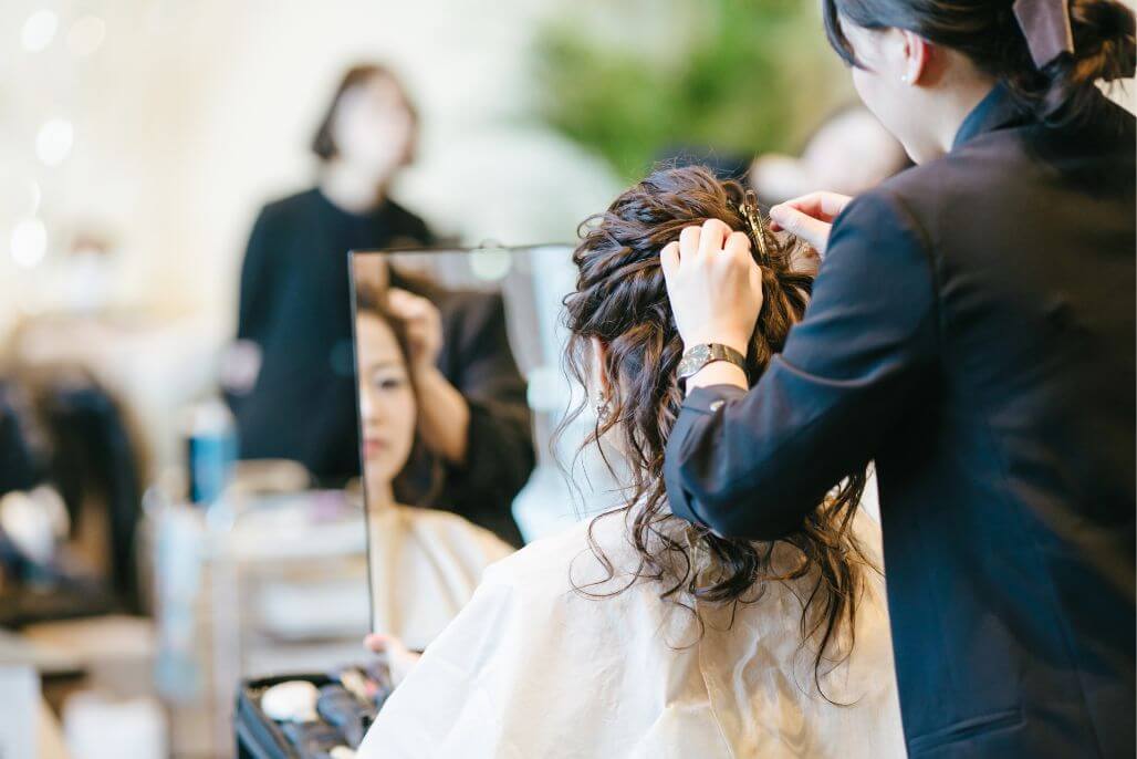 写真:ヘアメイク風景