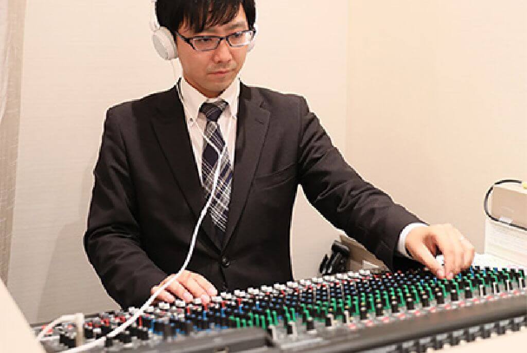 写真:音響の調整をする様子