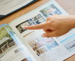 写真サンプルを見ながら比較する様子