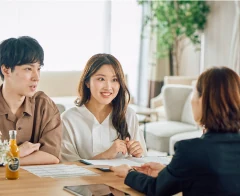 相談テーブルで打ち合わせする様子