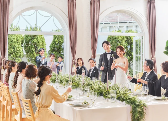 ご家族やご友人と披露宴を楽しむ新郎新婦