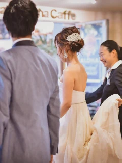 結婚式を迎えた新郎新婦とスタッフ