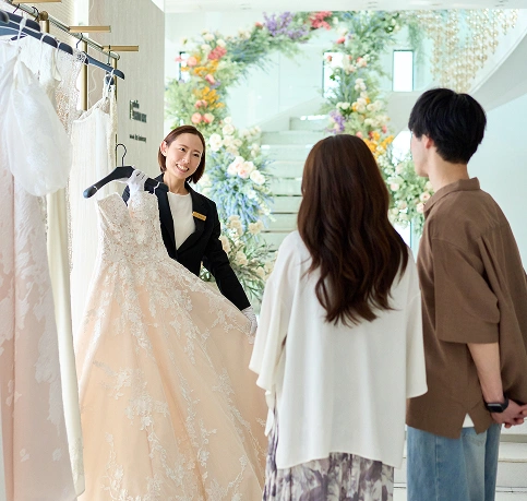 ドレス試着へ向かうカップルのイメージ