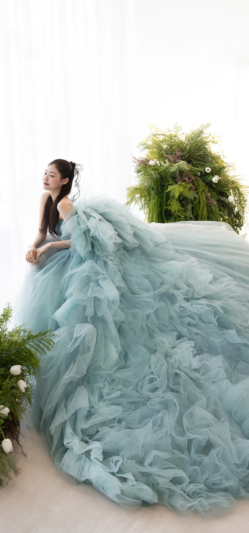 ブルーグレーのドレスをまとった花嫁