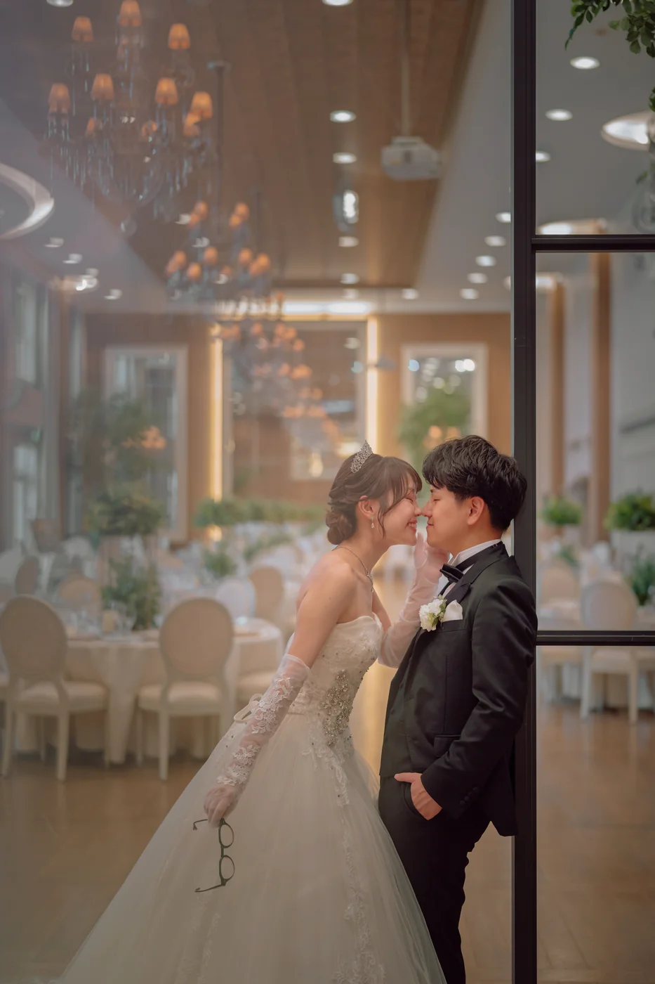 シャンデリアの光に包まれた新郎新婦