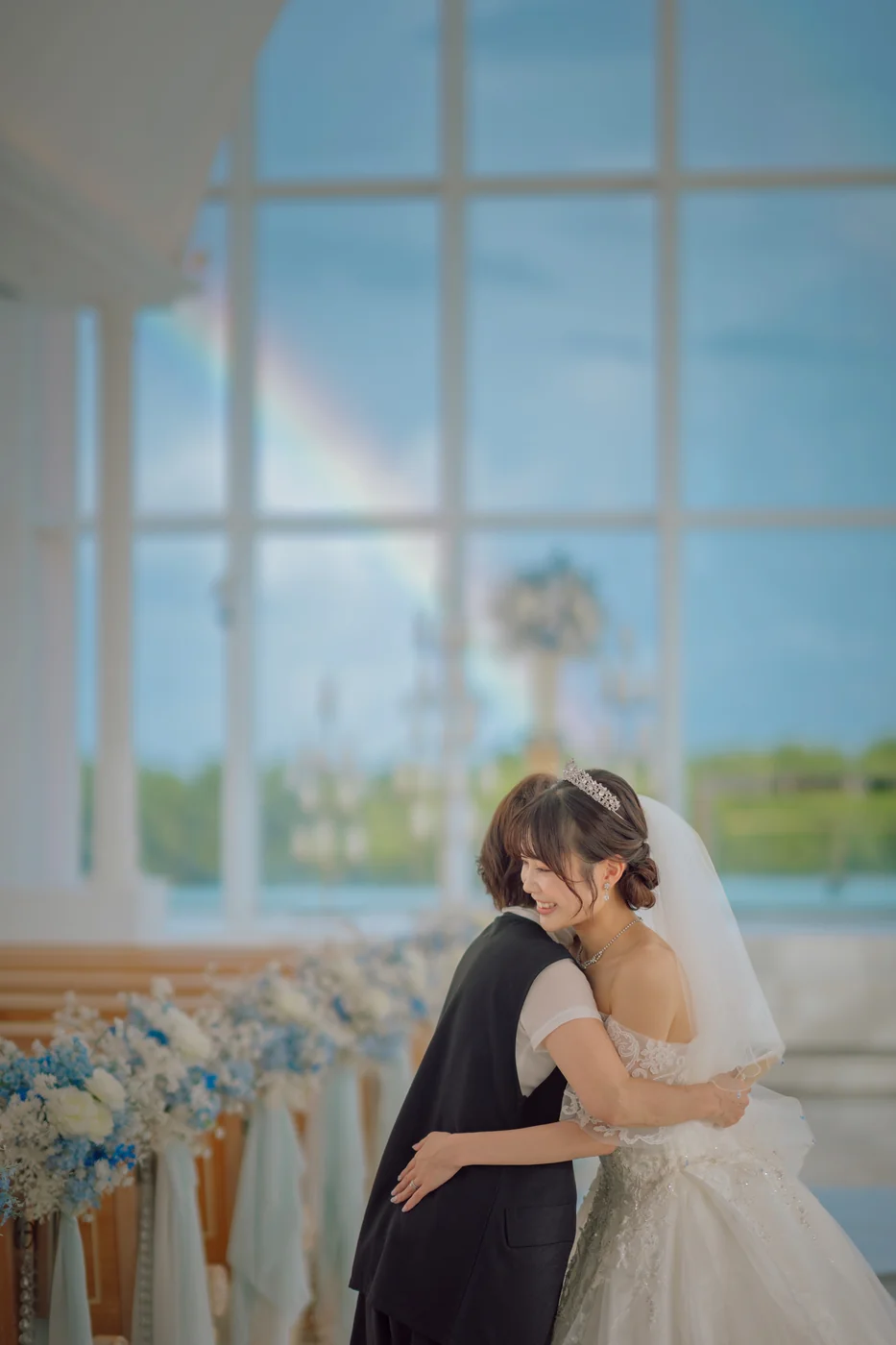 チャペルで寄り添う新郎新婦